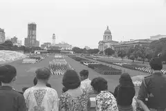 Para penonton menyaksikan Perbarisan Hari Kebangsaan di Padang pada 9 Ogos 1973.