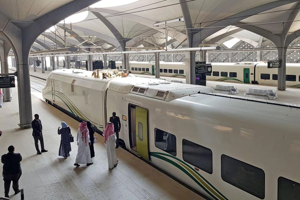 DI ARAB SAUDI: Rel berkelajuan tinggi yang dinamakan 'Haramain Western Railway' ini menghubungkan Makkah dengan Medina dan memendekkan perjalanan antara dua kota itu kepada hanya dua setengah jam berbanding lima jam jika memandu. - Foto AFP
