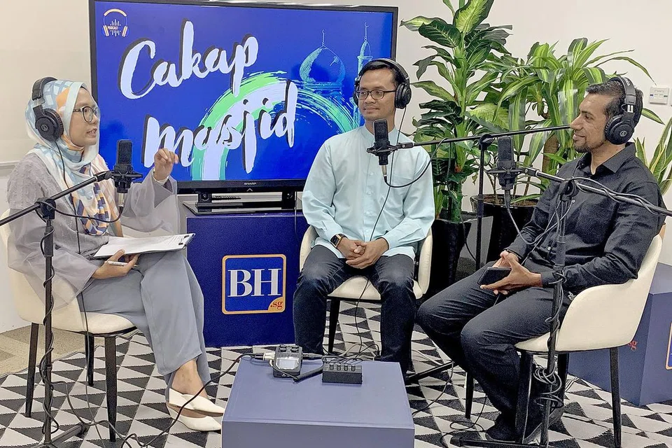 MENGAPA MASIH HAMBAR?: Dua asatizah daripada Rangkaian Belia Asatizah (AYN), Ustaz Imran Othman (tengah) dan Ustaz Mohammad Khalid Rafi, berkata meski kelas agama percuma tetapi sambutannya tetap hambar. Bersama mereka ialah hos podcast 'Cakap Masjid' BH/BM, Cik Shahida Sarhid. - Foto fail