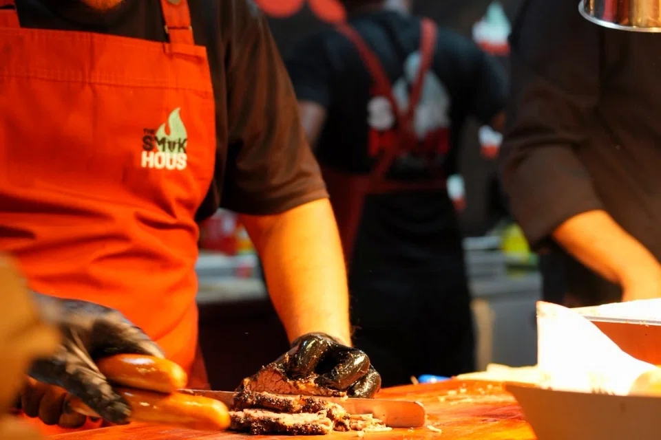 The Smok Hous yang juga antara jenama terkenal bersama ASAP & Co, menampilkan daging yang dimasak dengan cari salai yang terkenal.