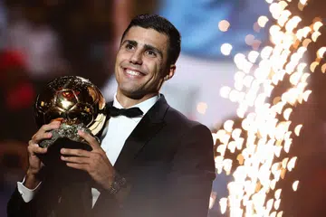 Pemain tengah Sepanyol dan Manchester City, Rodri, memenangi anugerah Ballon d’Or 2024. Ini kali pertama sejak 2003 Lionel Messi dan Cristiano Ronaldo tidak dicalonkan bagi anugerah tersebut. 