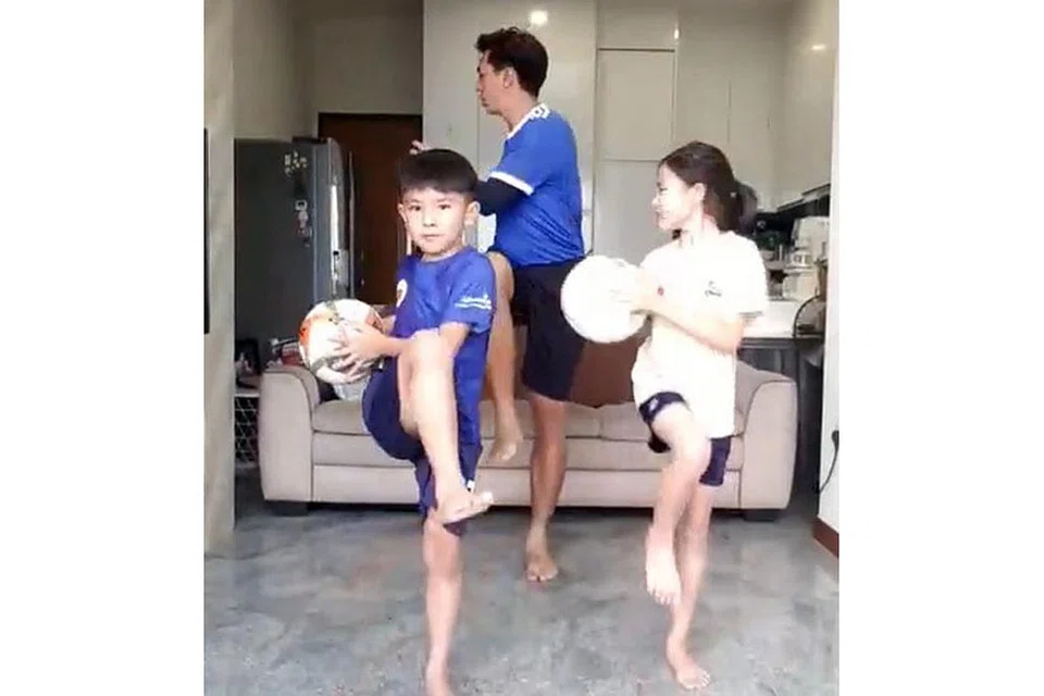 BERSAMA KELUARGA: Jurulatih, Jeremy Chiang melibatkan anak-anaknya dalam sesi latihan beliau agar dapat menggalakkan ibu bapa pemain turut serta dalam latihan di rumah. Sewaktu cuti sekolah ini, ibu bapa juga digalak menyertai sesi latihan dan berseronok bersama anak-anak mereka di rumah. 
