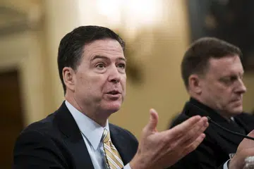 Encik James Comey, pengarah Biro Siasatan Federal (FBI), memberi keterangan semasa sesi siasatan Jawatankuasa Perisikan Dewan mengenai campur tangan Russia dalam pilihan raya 2016 Amerika Syarikat, di Capitol Hill.