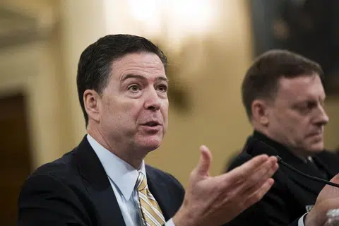 Encik James Comey, pengarah Biro Siasatan Federal (FBI), memberi keterangan semasa sesi siasatan Jawatankuasa Perisikan Dewan mengenai campur tangan Russia dalam pilihan raya 2016 Amerika Syarikat, di Capitol Hill.