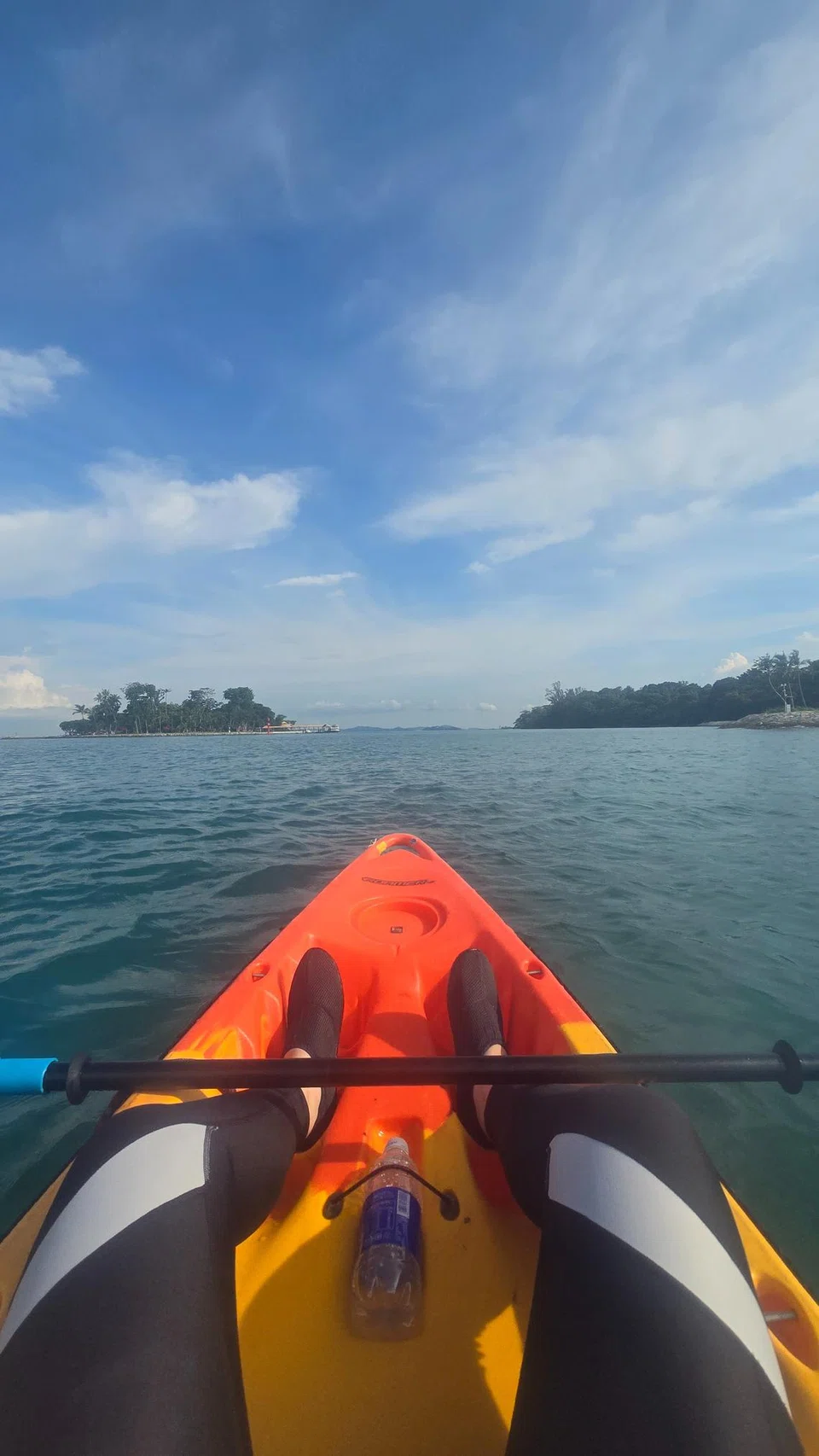 Salah satu kegiatan yang ditawarkan oleh Lazarus Sea Sports Centre (LSSC) adalah kayak.