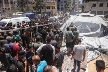 Warga Palestin berhimpun di tapak serangan Israel bersebelahan khemah pelarian di Gaza City pada 8 Julai. Kehidupan di Gaza dijangka menjadi lebih menderita apabila bekalan bahan api kehabisan kata Pertubuhan Bangsa-Bangsa Bersatu (PBB).