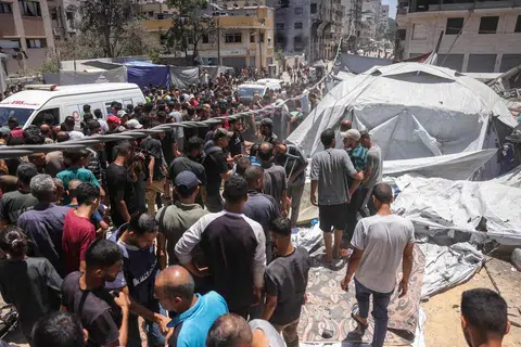 Warga Palestin berhimpun di tapak serangan Israel bersebelahan khemah pelarian di Gaza City pada 8 Julai. Kehidupan di Gaza dijangka menjadi lebih menderita apabila bekalan bahan api kehabisan kata Pertubuhan Bangsa-Bangsa Bersatu (PBB).