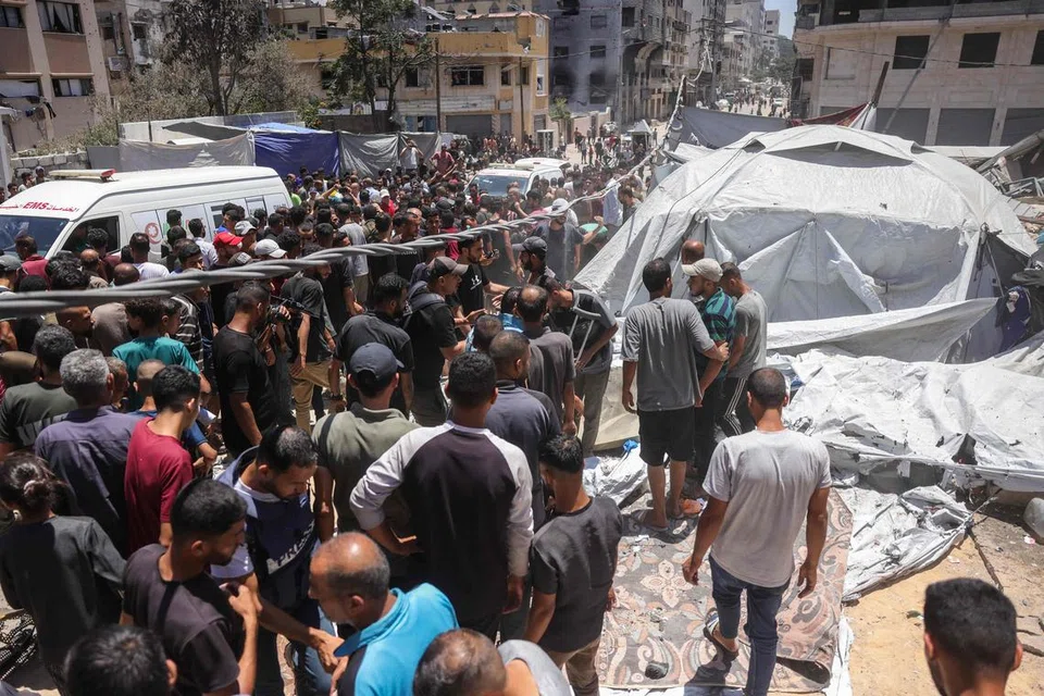 Warga Palestin berhimpun di tapak serangan Israel bersebelahan khemah pelarian di Gaza City pada 8 Julai. Kehidupan di Gaza dijangka menjadi lebih menderita apabila bekalan bahan api kehabisan kata Pertubuhan Bangsa-Bangsa Bersatu (PBB).