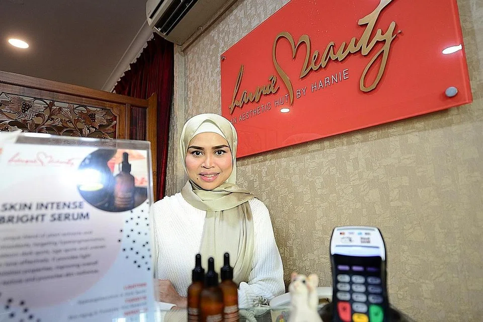 MANFAATKAN PELUANG BARU: Cik Harnie merasakan waktu sebulan yang ada sepanjang sekatan 'pemutus litar' ini dapat memberinya peluang memikirkan strategi baru untuk mengembangkan lagi perniagaannya. - Foto-Foto BM oleh FAKHRURADZI ISMAIL