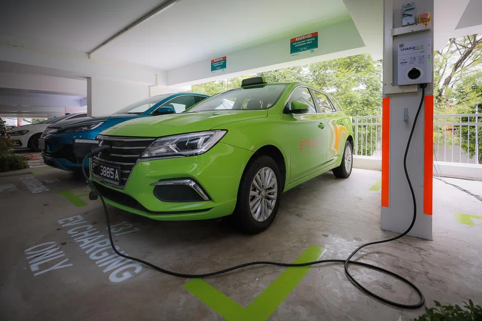 PERMINTAAN TINGGI UNTUK STESEN PENGECASAN: Disebabkan populasi kendaraan elektrik yang semakin meningkat di Singapura, sekurang-kurangnya 12,000 stesen mengecas akan disediakan menjelang 2025. - Foto ST