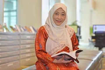 HARAP ORANG RAMAI TERDORONG UNTUK KAJI: Dr Sa'eda berharap dengan menampilkan teks Sejarah Melayu itu untuk diamati masyarakat awam, lebih ramai akan terdorong untuk mengkaji dengan lebih lanjut sejarah Singapura yang kurang diketahui. - Foto BH oleh JOSEPH CHUA