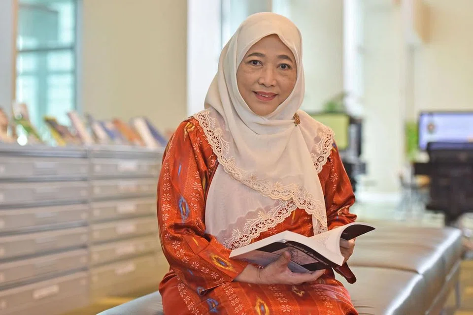 HARAP ORANG RAMAI TERDORONG UNTUK KAJI: Dr Sa'eda berharap dengan menampilkan teks Sejarah Melayu itu untuk diamati masyarakat awam, lebih ramai akan terdorong untuk mengkaji dengan lebih lanjut sejarah Singapura yang kurang diketahui. - Foto BH oleh JOSEPH CHUA