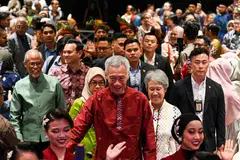 Menteri Kanan, Encik Lee Hsien Loong (berbaju merah), dan isteri, Cik Ho Ching (baju putih), disambut dengan tepukan gemuruh dalam majlis jamuan makan malam anjuran masyarakat Melayu/Islam. Majlis di Singapore Expo pada 20 September itu turut dihadiri Encik Masagos Zulkifli Masagos Mohamad (berbaju hijau).