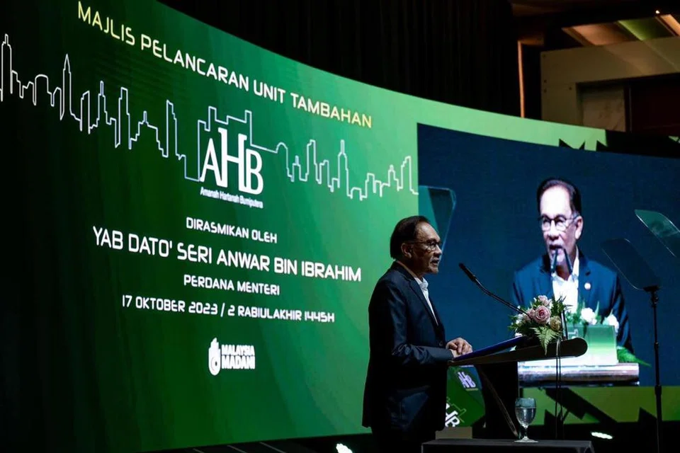 CELIK PELABURAN: Perdana Menteri Malaysia, Datuk Seri Anwar Ibrahim, ketika menyampaikan ucapan pada Majlis Pelancaran Unit Tambahan Skim Amanah Hartanah Bumiputera (AHB) di Kuala Lumpur pada Selasa.