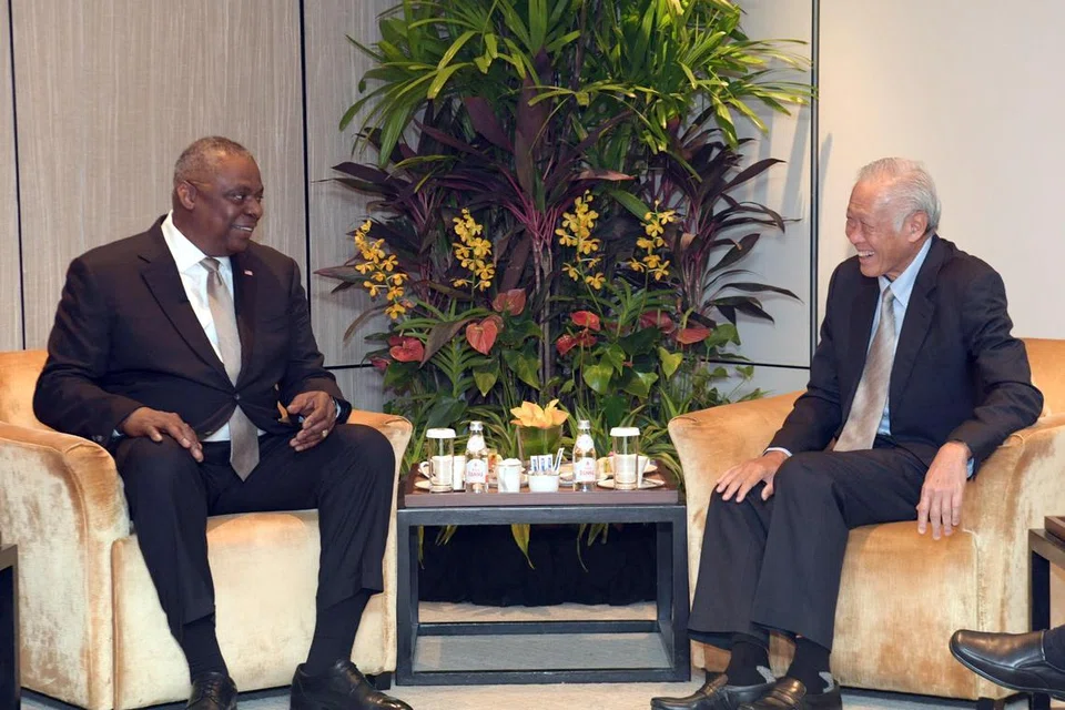 PERDALAM KERJASAMA: Setiausaha Pertahanan Amerika, Encik Lloyd Austin (kiri), menemui Menteri Pertahanan, Dr Ng Eng Hen, sebelum Dialog Shangri-La ke-20.