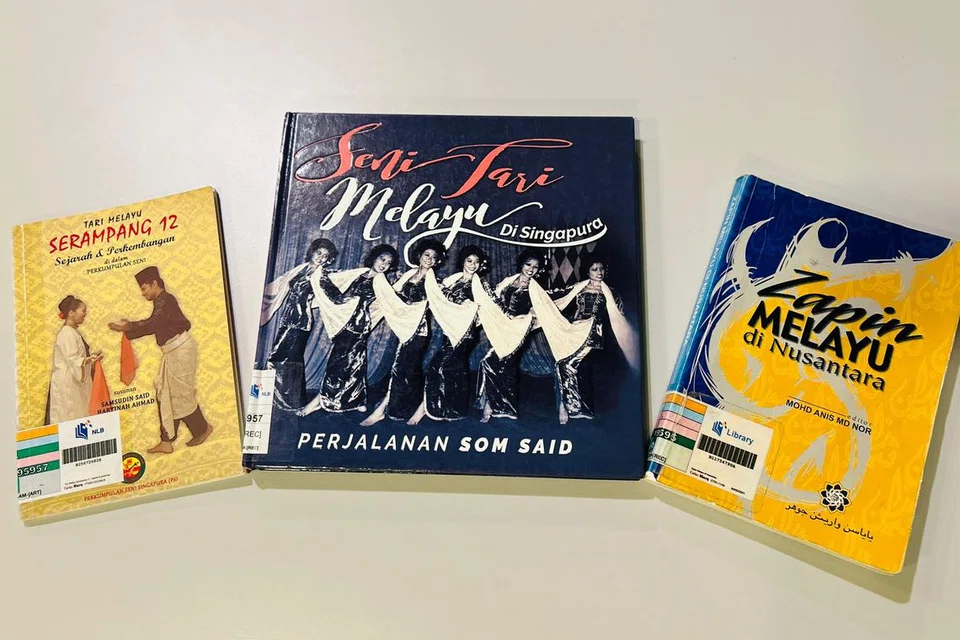 (Dari kiri) Beberapa buku mengenai tarian Melayu termasuk, ‘Tari Melayu Serampang 12 Sejarah dan Perkembangan dalam Perkumpulan Seni’, ‘Seni Tari Melayu Di Singapura: Perjalanan Som Said’ dan ‘Zapin Melayu di Nusantara’.