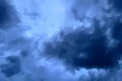 Di bawah langit yang mendung