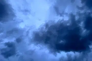 Di bawah langit yang mendung