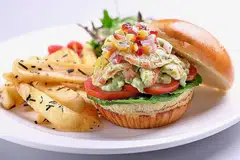 LAIN DARIPADA LAIN: Burger udang avokado ($15.90) dilengkapi udang, avokado lemak berkrim dan salsa buah, dan dihidangkan dengan salad, tomato ceri dan serbuk rumpai laut. - Foto SWENSEN'S