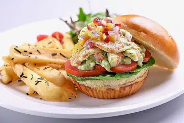 LAIN DARIPADA LAIN: Burger udang avokado ($15.90) dilengkapi udang, avokado lemak berkrim dan salsa buah, dan dihidangkan dengan salad, tomato ceri dan serbuk rumpai laut. - Foto SWENSEN'S