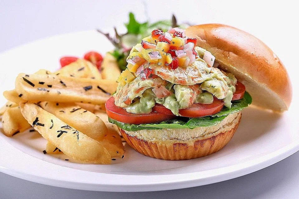 LAIN DARIPADA LAIN: Burger udang avokado ($15.90) dilengkapi udang, avokado lemak berkrim dan salsa buah, dan dihidangkan dengan salad, tomato ceri dan serbuk rumpai laut. - Foto SWENSEN'S