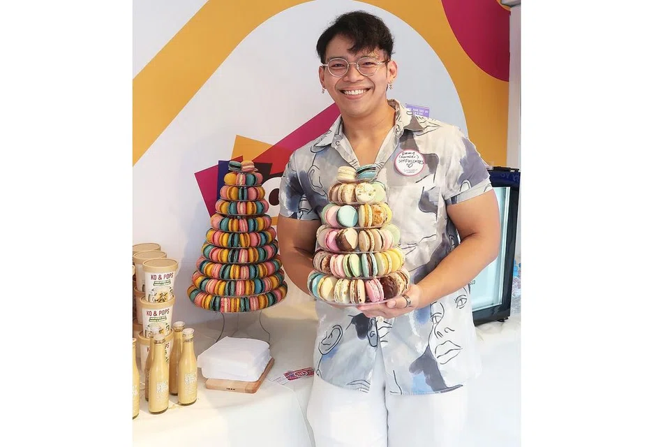 BUKA KEDAI PASTRI SENDIRI: Encik Muhammad Raimy Ismail mula membuat kuih dan menjualnya kepada rakan sekolahnya di Akademi Seni Halus Nanyang sekitar 10 tahun yang lalu. Beliau kini mempunyai kedai pastri sendiri, Sinful Cakes, yang terletak di City Gate Mall Beach Road.