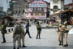 Anggota sebahagian tentera India berkawal di sepanjang jalan di Srinagar pada 7 Mei 2025 susulan ketegangan di sempadan.
