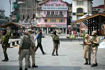 Anggota sebahagian tentera India berkawal di sepanjang jalan di Srinagar pada 7 Mei 2025 susulan ketegangan di sempadan.