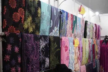 Antara barangan yang dijual di bazar tersebut ialah fabrik dan pakaian untuk lelaki dan wanita. 