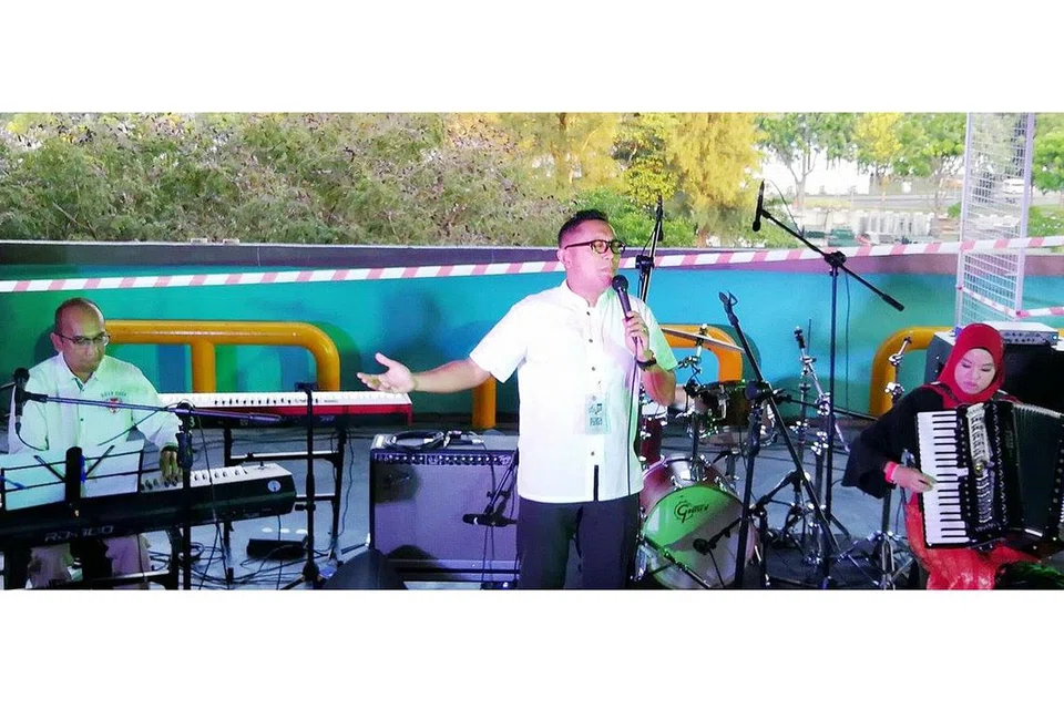 TEMPAT LETAK KERETA BERUBAH WAJAH: 'We Love Jazz Party 2017' yang berlangsung di tempat letak kereta Golden Mile Tower begitu meriah dengan (dari kiri) Rio Moreno, Rudy Djoharnaen dan Syafiqah 'Adha Sallehin menghiburkan ramai dengan irama jaz Latin yang diterapkan pada lagu Melayu. - Foto UKHTI AMINAH