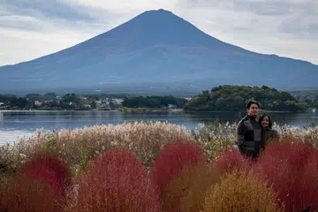 Pengunjung bergambar bersama Gunung Fuji di Fujikawaguchiko, wilayah Yamanashi pada 31 Oktober.