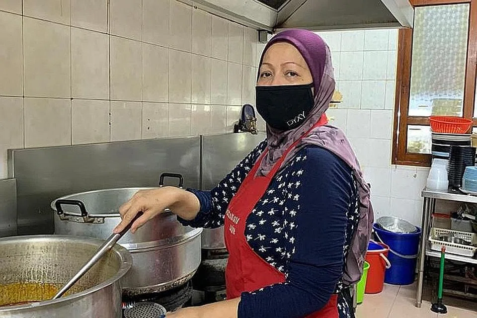 NAFAS LEGA: Dengan keadaan kini semakin pulih dan ramai mula pulang ke pejabat, Cik Rabiah gembira dapat terus menyambut pelanggan biasanya. - Foto ihsan RABIAH DAWI