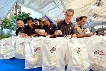 Encik Rosezeli Osman (paling kiri) bersama relawan lain menyiapkan pek bubur dan kurma untuk diagihkan kepada orang ramai. Turut menyingsing lengan dalam usaha itu ialah (dari kanan) pengerusi Lembaga Pengurusan Masjid Sultan, Encik Abdul Salim Ahmed Ibrahim, dan Profesor Madya Dr Muhammad Faishal Ibrahim.
