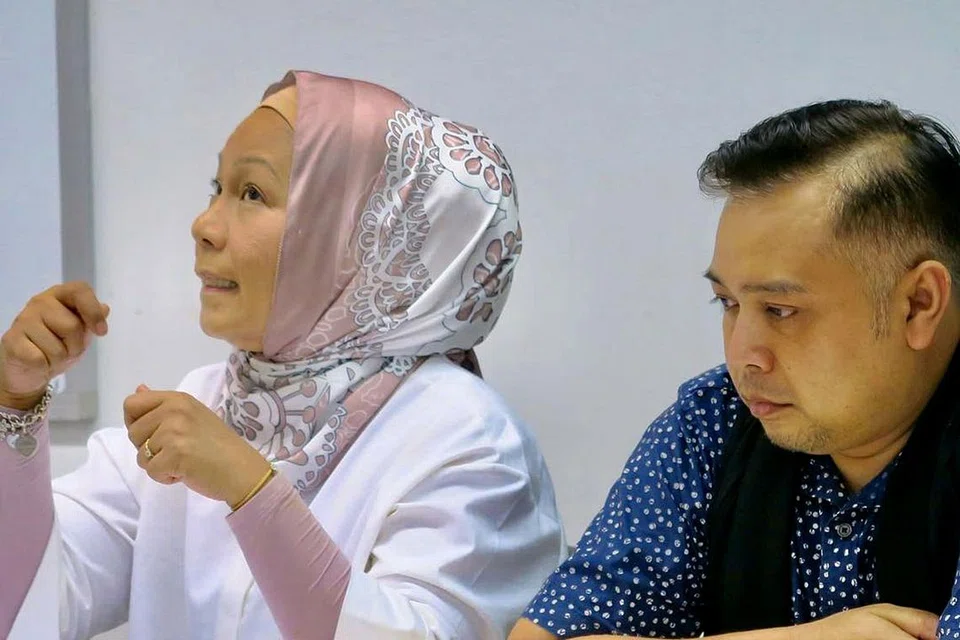 TERUS KEKAL MEMIMPIN: Cik Fauziah Hanum Yusof (kiri) dan Encik Fauzi Anwar, masing-masing mengekalkan kedudukan sebagai Presiden dan Naib Presiden Sriwana dalam AGM yang baru berlalu. - Foto SRIWANA