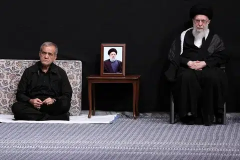 Presiden terpilih Iran, Encik Masoud Pezeshkian (kiri), dan Pemimpin Tertinggi Iran, Encik Ayatollah Ali Khamenei, menghadiri upacara berkabung sempena sambutan Muharam di Teheran, Iran, pada 12 Julai 2024. 
