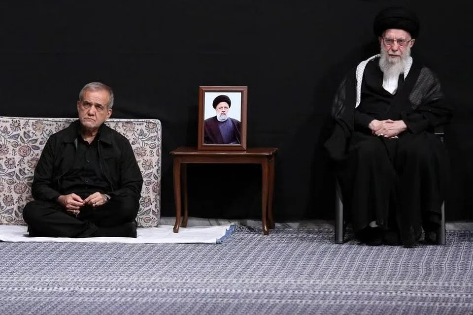 Presiden terpilih Iran, Encik Masoud Pezeshkian (kiri), dan Pemimpin Tertinggi Iran, Encik Ayatollah Ali Khamenei, menghadiri upacara berkabung sempena sambutan Muharam di Teheran, Iran, pada 12 Julai 2024. 