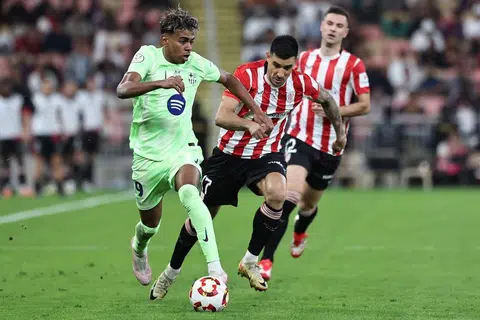 Penyerang Barcelona, Lamine Yamal (kiri), dikawal oleh pemain pertahanan Athletic Bilbao, Yuri Berchiche, semasa separuh akhir Piala Super Sepanyol. Gol Yamal turut membantu pasukannya menang 2-0 untuk melayakkan diri ke final Piala Super Sepanyol.
