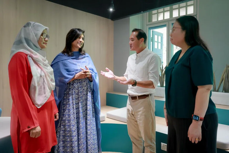 Encik Tan Kiat How berinteraksi dengan (dari kanan) wakil daripada panel sumber Cina, Cik Teo Kah Hui; wakil panel sumber Tamil, Cik Maria Bhavani Dass; dan anggota NTC, Cik Nur El-Hudaa Jaffar.