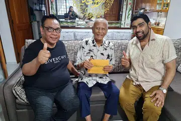KENANG JASA VETERAN: Encik Osman Ariffin (kiri) dan Encik Syah Ibrahim (kanan) menganggap usaha menggerakkan Kempen Kami Peduli yang memperuntukkan habuan buat artis Singapura seperti pelawak veteran, Wahid Satay, sebagai satu amanah meskipun sibuk dengan perniagaan masing-masing. Usahawan dan pengurus Nazreen Catering, Syed Hafiz turut menjadi rakan kerjasama dalam Kempen Kami Peduli.- Foto ihsan OSMAN ARIFFIN, fail