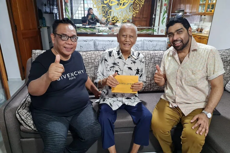 KENANG JASA VETERAN: Encik Osman Ariffin (kiri) dan Encik Syah Ibrahim (kanan) menganggap usaha menggerakkan Kempen Kami Peduli yang memperuntukkan habuan buat artis Singapura seperti pelawak veteran, Wahid Satay, sebagai satu amanah meskipun sibuk dengan perniagaan masing-masing. Usahawan dan pengurus Nazreen Catering, Syed Hafiz turut menjadi rakan kerjasama dalam Kempen Kami Peduli.- Foto ihsan OSMAN ARIFFIN, fail