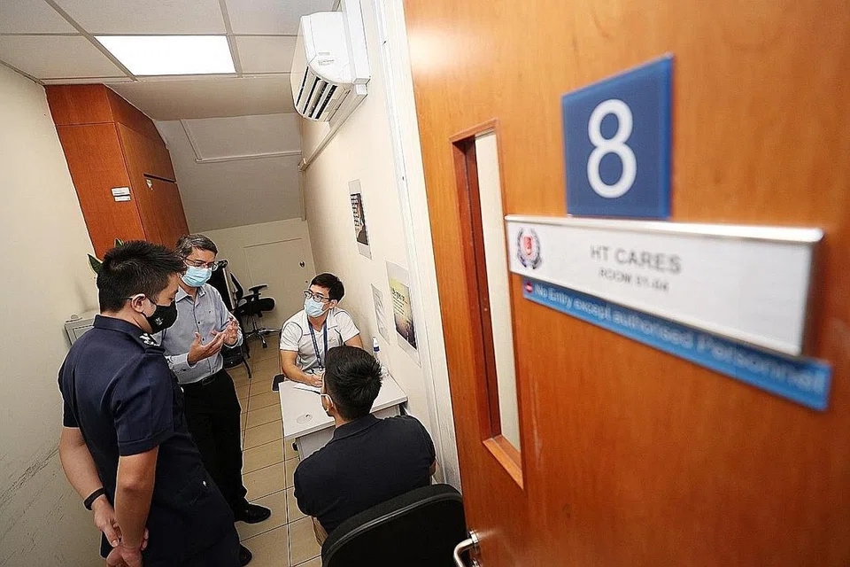 BANTUAN DIPERLUAS: Dr Faishal (dua dari kiri) melawat Divisyen Polis Bedok semalam untuk melihat kemudahan yang terdapat bagi mereka mendapat bantuan masyarakat dan skim rujukan di bawah Home Team CARES (HT CARES). - Foto BH oleh TIMOTHY DAVID
