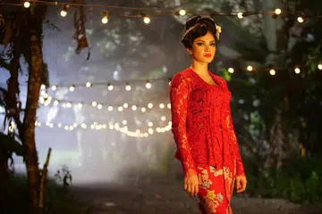 HANTU MIRIP DIRI SENDIRI: Sewaktu satu sesi penggambaran Dendam Pontianak, Fazura (dalam gambar) terkejut apabila melihat seorang wanita berpakaian menyerupai wataknya dalam filem itu. -Foto TIGER TIGER PICTURES. 