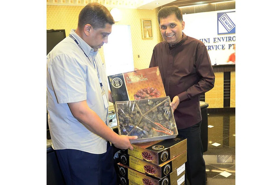 MENYAMBUT RAMADAN: CEO MES Pte Ltd, Encik Mohamed Abdul Jaleel (kanan), dan Pengarah Komunikasi Korporat MES, Encik Yusof Lateef, menunjukkan kurma berukuran jumbo, bermutu tinggi dan diimport khas dari Jordan yang akan diagihkan kepada semua kakitangannya yang terdiri daripada pekerja asing serta keluarga dan beberapa kenalan rapat sempena Ramadan yang bakal tiba. - Foto JOHARI RAHMAT