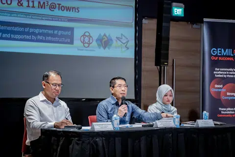 (Dari kiri) Timbalan Pengarah (Penyepaduan), Persatuan Rakyat (PA), Encik Muhammad Yunus Haroon; Menteri di Pejabat Perdana Menteri, Dr Mohamad Maliki Osman; dan Menteri Negara (Penerangan dan Pembangunan Digital merangkap Kesihatan), Cik Rahayu Mahzam, di sidang media pada 25 Oktober untuk memberi perkembangan terkini mengenai kemajuan M³@Bandar sepanjang lima tahun lalu.