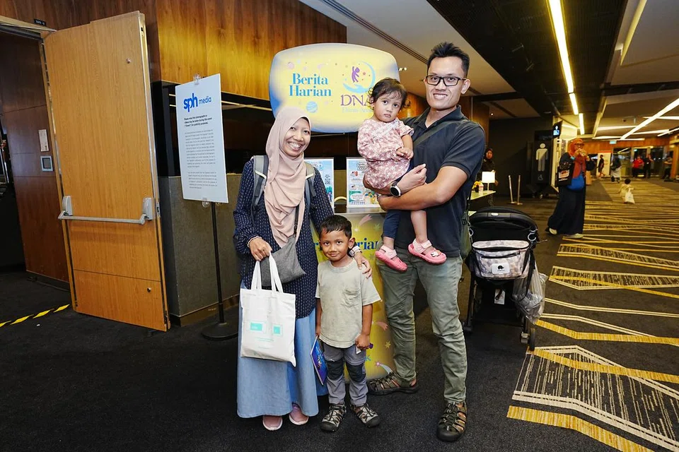 Cik Naziah Mohd Latiff dan suaminya, Encik Muhammad Hariz Nordin, membawa kededua anak kecil mereka, Naura Sofea Muhammad Hariz, dua tahun yang sedang didukung, dan Muhammad Hanan Muhammad Hariz, empat tahun, ke Sidang keibubapaan anjuran BH di Pusat Konvensyen Suntec.