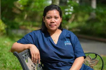 Cik Nur Sekhah Pungut sudah menjadi seorang pembantu rumah sejak 2012. Kini beliau sedang berusaha mendapatkan Diploma Lanjutan agar dapat bertukar pekerjaan menjadi seorang kakitangan di rumah penjagaan warga senja.