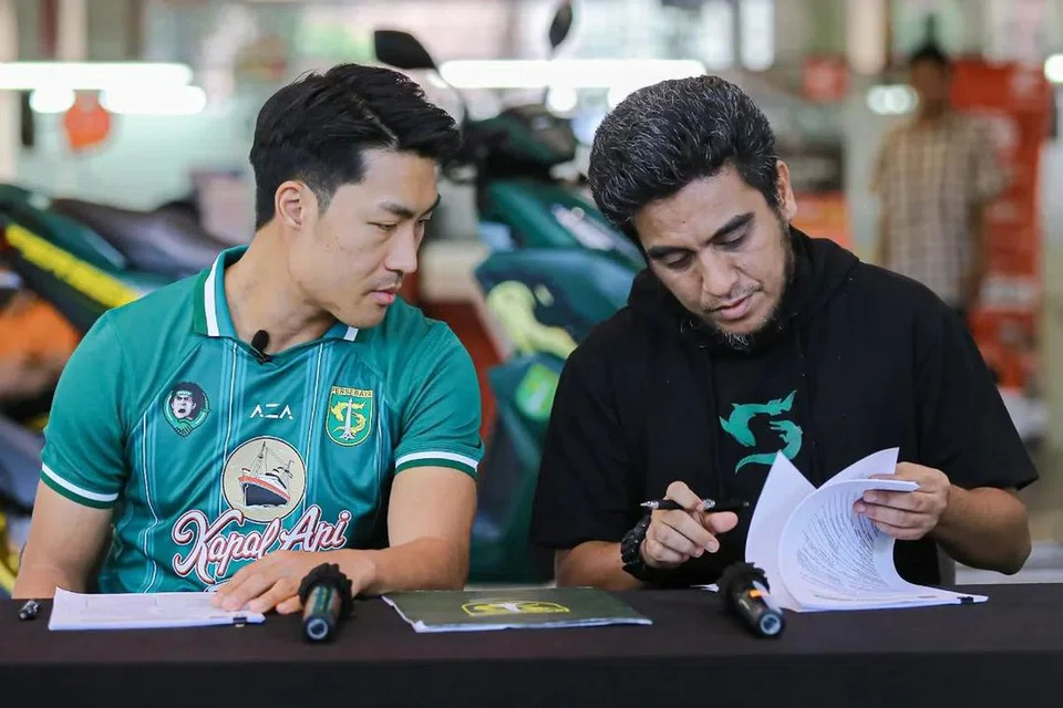 TANDATANGANI KONTRAK: Song Ui-young (kiri) menandatangani kontrak bertempoh satu tahun dengan kelab barunya bersama pengurus Persebaya Surabaya, Yahya Hasan Alkatiri (kanan).