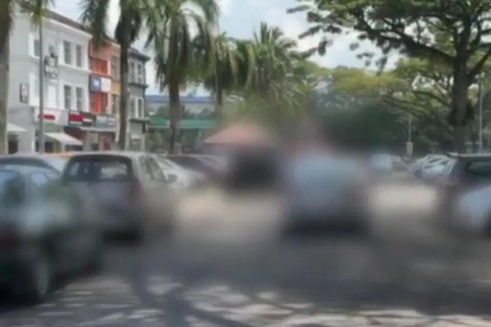 Tindakan rakyat Malaysia yang bekerja di Singapura memenuhi petak letak kereta di kawasan komersial di Johor Bahru, sebelum menaiki pengangkutan awam ke Singapura seawal 5 pagi menjejas peniaga dan pelanggan.