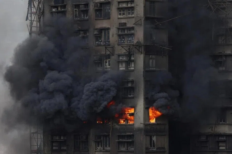 Asap tebal kelihatan dari tingkat atas sebuah blok kediaman di estet perumahan Wang Fuk Court pada 27 November.