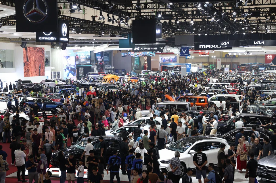 Pengunjung membanjiri ruang pameran kenderaan pada 23 Julai sempena Pameran Automotif Antarabangsa Gaikindo Indonesia (GIIAS) 2025, yang mencatat kehadiran 485,569 orang sepanjang 11 hari, dari 24 Julai hingga 3 Ogos di Pusat Konvensyen dan Pameran Indonesia  (ICE) BSD City, Tangerang, Banten, Indonesia.